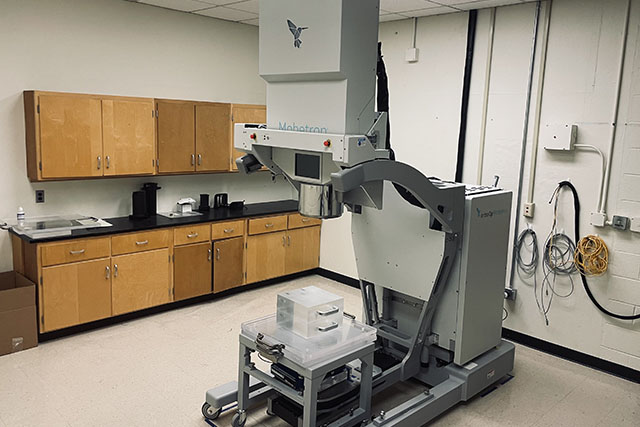 Flash Linac imaging equipment in a laboratory space